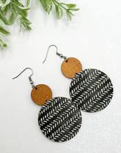 Load image into Gallery viewer, Jessica black and white earrings
